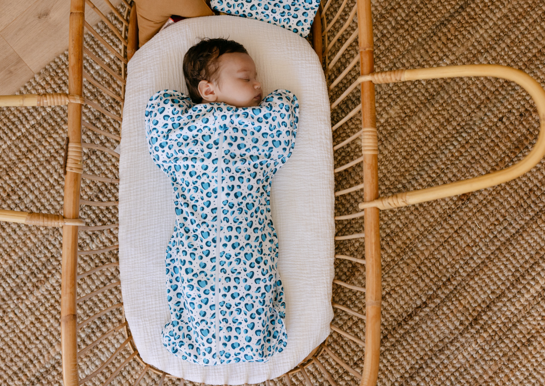Comment habiller bébé pour dormir avec une emmailloteuse ?